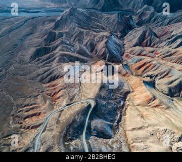 Luftbild der geschwungenen Qilian Bergstraße Stockfoto