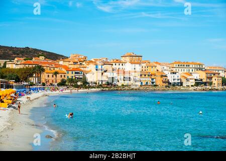 Ile-ROUSSE, FRANKREICH - 22. SEPTEMBER 2018: Menschen, die im Spätsommer am Hauptstrand von Ile-Rousse auf Korsika, Frankreich, genießen Stockfoto