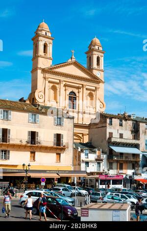 BASTIA, Frankreich - 16. SEPTEMBER 2018: eine Ansicht der Vieux Port, der Alte Hafen von Bastia, Korsika, Frankreich, wobei die Kirche Saint-Jean-Baptiste Stockfoto