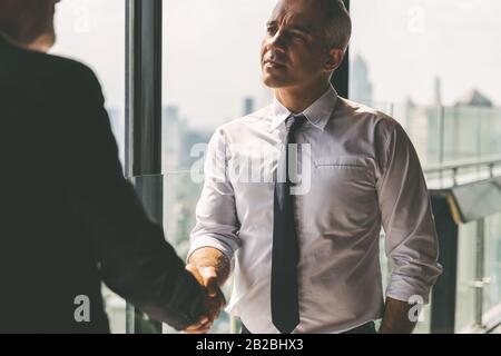 Business Partnership erfolgreiches Meeting-Konzept. Image Geschäftsmann Handshake. Geschäftsetikett. Erfolgreicher Geschäftsmann, der nach einem guten Deal mit der Hand schüttelt. Stockfoto