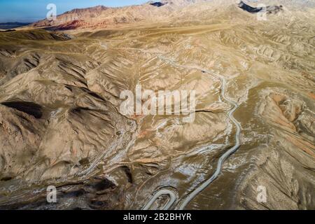 Luftbild der geschwungenen Qilian Bergstraße Stockfoto