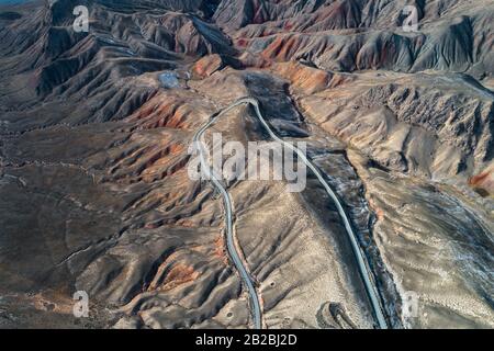 Luftbild der geschwungenen Qilian Bergstraße Stockfoto