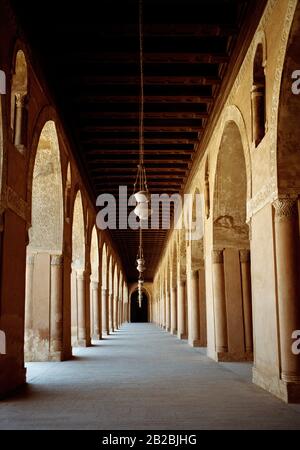 Reisefotografien - Arkaden der Moschee von Ibn Tulun im islamischen Kairo in der Stadt Kairo in Ägypten im Nahen Osten Nordafrikas Stockfoto