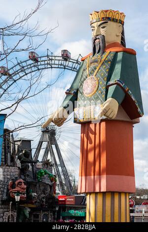 Wien, Österreich - 29.11.2019: Vergnügungspark im Prater (Wien) mit Wiener Riesenrad im Hintergrund an einem bewölkten Tag im Herbst Stockfoto