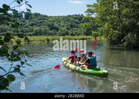 Montfort-sur-Risle (Normandie, Nordfrankreich): Jugendliche, die auf dem Fluss Risle Kanufahrten Stockfoto