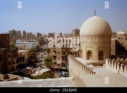 Reisefotografie - ein städtischer Landschaftsblick über die Moschee von Ibn Tulun im islamischen Kairo in der Stadt Kairo in Ägypten im Nahen Osten Nordafrikas Stockfoto