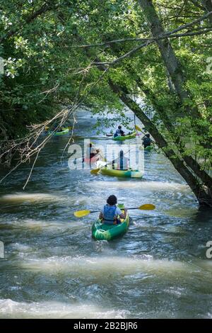 Montfort-sur-Risle (Normandie, Nordfrankreich): Teenager, die auf dem Fluss Risle Kajak fahren Stockfoto