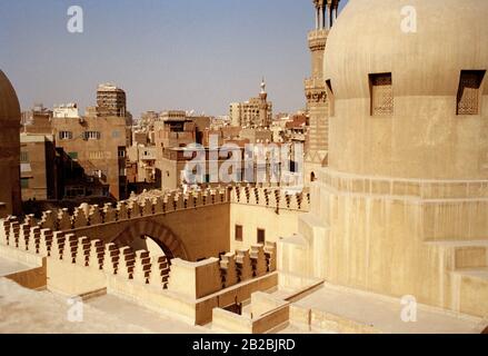 Reisefotografie - ein städtischer Landschaftsblick über die Moschee von Ibn Tulun im islamischen Kairo in der Stadt Kairo in Ägypten im Nahen Osten Nordafrikas Stockfoto