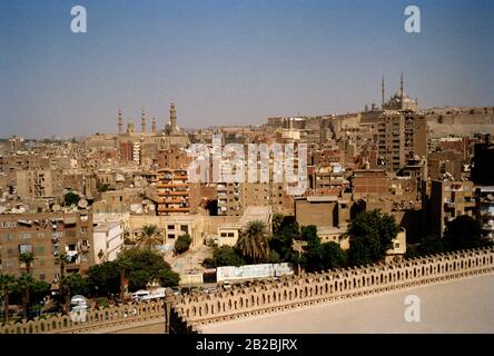 Ein Landschaftsblick vom Ziggurat-Minarett der Moschee von Ibn Tulun über das islamische Kairo bis zur Zitadelle in der Stadt Kairo in Ägypten in Nordafrika Stockfoto