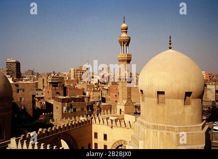 Reisefotografie - ein städtischer Landschaftsblick über die Moschee von Ibn Tulun im islamischen Kairo in der Stadt Kairo in Ägypten im Nahen Osten Nordafrikas Stockfoto