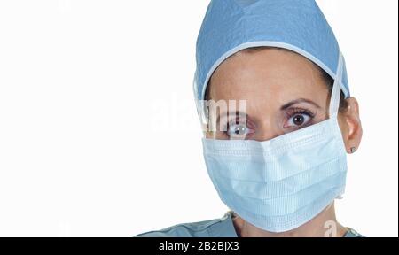 Weibliche Ärztin oder Krankenschwester, Die Eine Gesichtsmaske als Teil der Schutzausrüstung trägt, die gegen das Coronavirus verwendet wird. Stockfoto