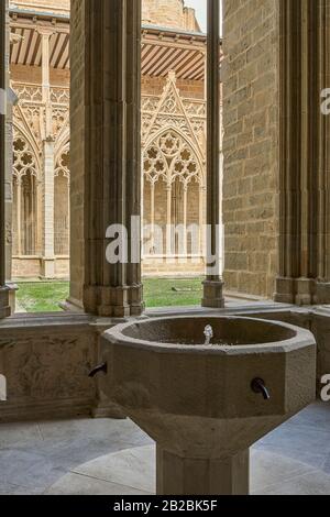 Gotischer Kreuzgang aus dem 14. Jahrhundert in der Metropolitankathedrale Santa María la Real in der Stadt Pamplona, Navarra, Spanien, Europa. Stockfoto