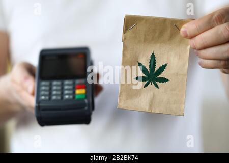 Paketlieferung mit Marihuana, Zahlungsterminal Stockfoto