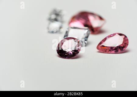 Luxuriöser kostbarer rosa weißer Edelstein für Schmuck auf weißem Modehintergrund Stockfoto