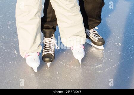 Hockeyschläger und Frauenfigurenkatter. Stockfoto