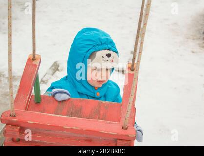 Kind will auf den Schaukeln sitzen und sehr weinen Verärgert Stockfoto