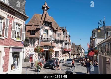 Stadtzentrum von Villers-sur-Mer: Villen entlang des Küstengebietes Cote Fleurie. Auf der linken Seite das Postamt Stockfoto