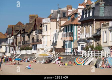 Villen am Ufer, Strand von Villers-sur-Mer, am Küstengebiet "Cote Fleurie" Stockfoto