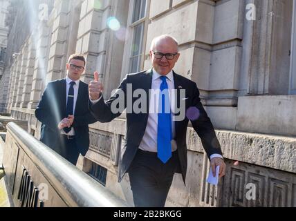 London, Großbritannien. März 2020. Woody Johnson, amerikanischer Botschafter in Großbritannien, kommt beim Kabinettsbüro an. Kredit: Tommy London/Alamy Live News Stockfoto