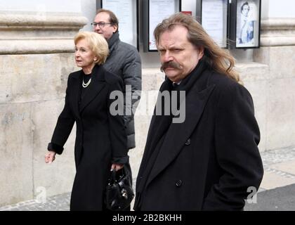 München, Deutschland. März 2020. Für den Regisseur und Kameramann Joseph Vilsmaier kommt der Musiker Leslie Mandoki zur Trauerfeier. Vilsmaier war am 11. Februar im Alter von 81 Jahren gestorben. Credit: Tobias Hase / dpa / Alamy Live News Stockfoto