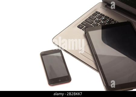 Notebook Tablet und Smartphone auf weißem oder grauem Holztisch mit Textbereich und Kopierbereich, Reaktionsschnelles Web-Design Stockfoto