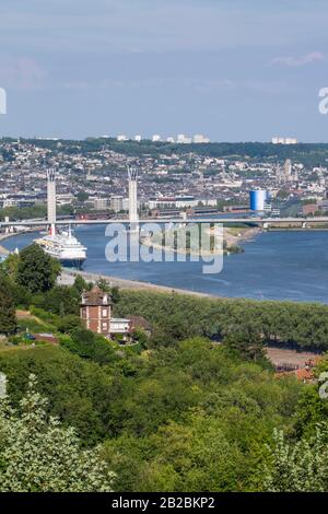 Die Stadt Rouen (Nordfrankreich) von Canteleu aus gesehen. Überblick über die seine, die Flaubert-Brücke, das Panorama XXL und die Kirche Saint-Ouen Stockfoto