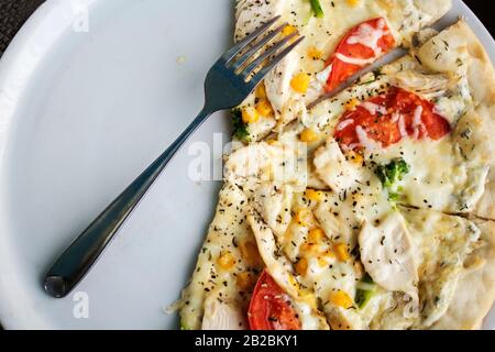 Pizza übrig in Platte. Geringe Schärfentiefe Stockfoto