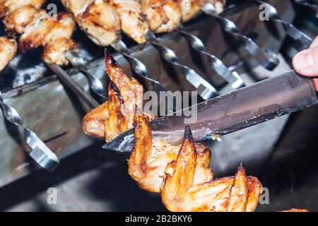 Marinierte Schaschlik, die auf einem Grillgrill über Holzkohle zubereitet wird. Shashlik oder Shish Kebab in Osteuropa beliebt Stockfoto