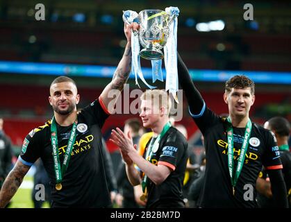 LONDON, GROSSBRITANNIEN. 1. März Kyle Walker von Manchester City, Kevin De Bruyne von Manchester City und John Stones von Manchester City mit Carabao C Stockfoto