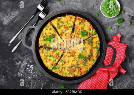 Frittata mit Hühnchen und Gemüse, Leckeres Hausgemachtes Omelett Stockfoto