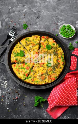 Frittata mit Hühnchen und Gemüse, Leckeres Hausgemachtes Omelett Stockfoto
