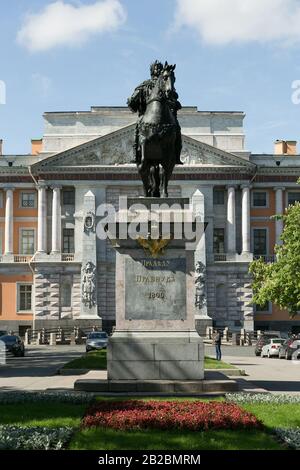 St. PETERSBURG, RUSSLAND - 13. JUNI 2017: Das Denkmal für Peter I., bronzenes Reiterdenkmal von Peter dem Großen vor dem Schloss St. Michael Stockfoto