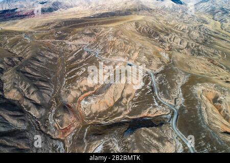 Luftbild der geschwungenen Qilian Bergstraße Stockfoto