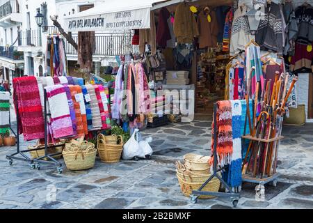 Traditionelle Teppiche und Kunsthandwerk, die im Februar in Pampaneira, Andalucia, Spanien, verkauft werden können - örtlich herangefertigtes Kunsthandwerk Stockfoto