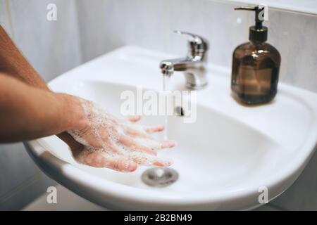 Hände im Badezimmer waschen. Gesunder Lebensstil, Hygiene und Prävention von Viren- und Bakterienkrankheiten. Stockfoto