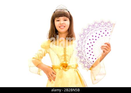 Mädchen in einem schönen Ballkleid mit einem Fächer in der Hand. Auf weißem Hintergrund. Stockfoto