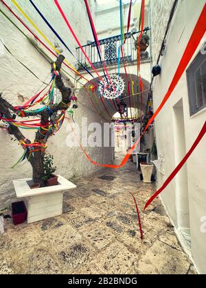 Spaziergang durch die bezaubernden weißen Straßen von Locorotondo in Apulien, Italien Stockfoto