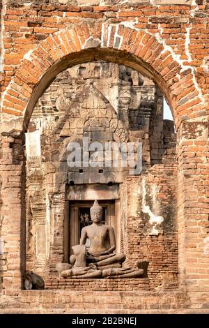 Krabbenfresser Makaque (Macaca fascicularis) vor Jayabuddhamahanatha (Victorius Buddha, der Große Beschützer) in Prang Sam Yod Stockfoto