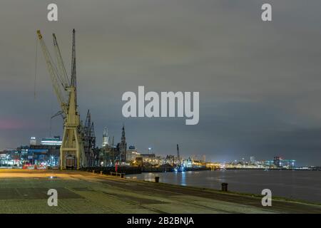 Antwerpen, Belgien - 5. Februar 2020: Skyline von Antwerpen mit alten Hafenkränen im Vorderteil Stockfoto