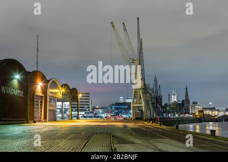 Antwerpen, Belgien - 5. Februar 2020: Alte Hafenkräne am Ufer der Schelde in Antwerpen Stockfoto