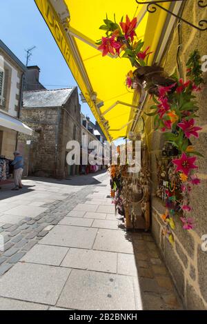 Stadt Concarneau, Frankreich. Malerische Aussicht auf Handwerk und Souvenirläden in der mittelalterlichen Ville Concarneau In Der Rue Vauban. Stockfoto
