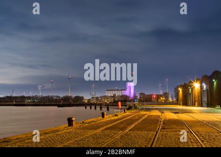 Antwerpen, Belgien - 5. Februar 2020: Blick auf die Schelde in der Nähe der Waagnatie Silos im alten Hafen. Stockfoto