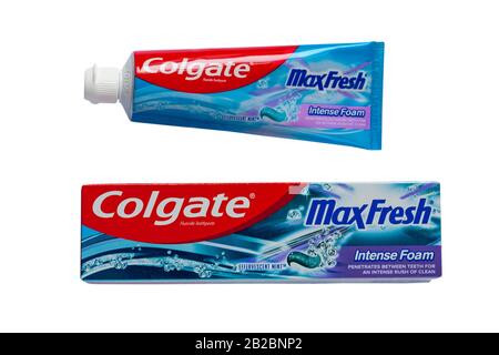 Colgate MaxFresh, Colgate Max, Frischer, Intensiver Schaum dringt zwischen die Zähne ein, um einen intensiven Ansturm an sauberer Zahnpasta zu erreichen, wobei die Box auf weiß isoliert ist Stockfoto