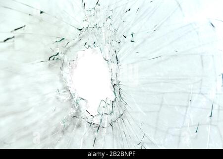 Zerbrochenes Glas, ein Hintergrund mit gerissenen Gläsern auf hellem Hintergrund Stockfoto