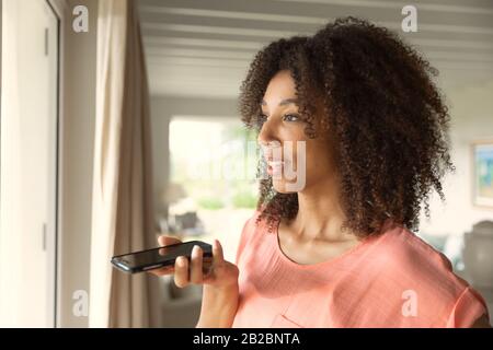 Frau verbringt Zeit zu Hause Stockfoto