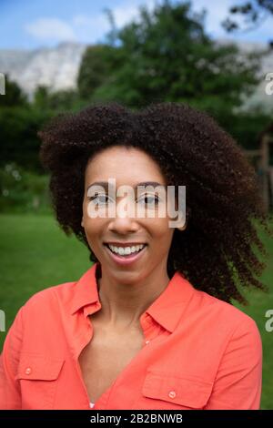 Frau verbringt Zeit im Garten Stockfoto