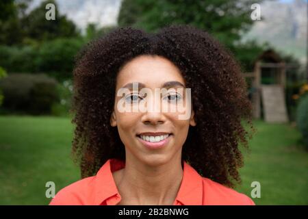 Frau verbringt Zeit im Garten Stockfoto