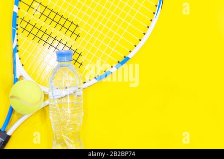 Tennis auf hellem Hintergrund, Schläger, Ball, . Fotografiert im Studio. Stockfoto