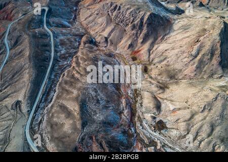 Luftbild der geschwungenen Qilian Bergstraße Stockfoto