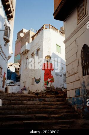 Reise-Fotografie - Street-Kunst von Liverpool und Ägypten-Fußballer Mo Salah im islamischen Kairo in der Stadt Kairo in Ägypten im Nahen Osten Nordafrikas Stockfoto